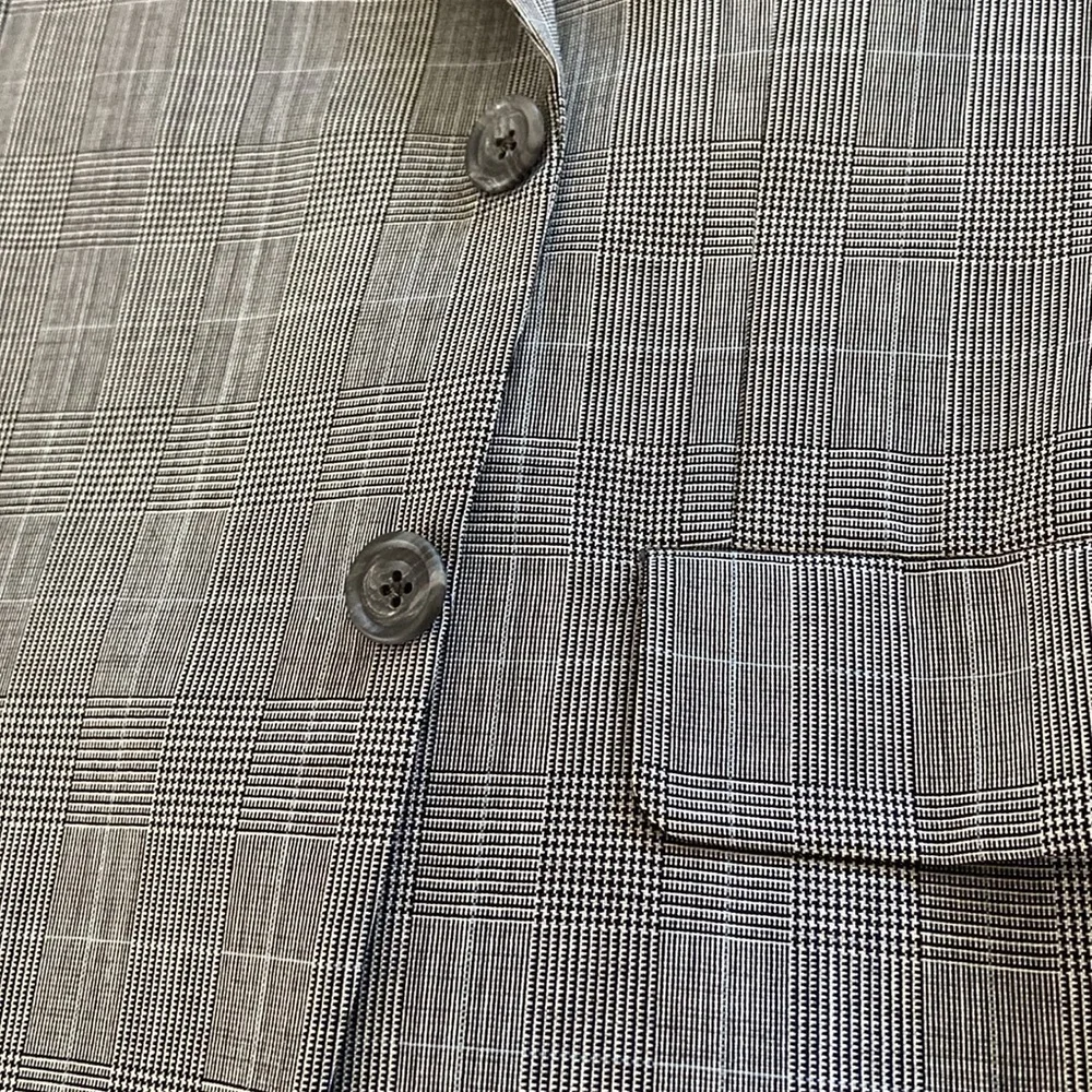 Hickey Freeman Classic two piece suit, 100% Wool like new, pants no pleats 36/30